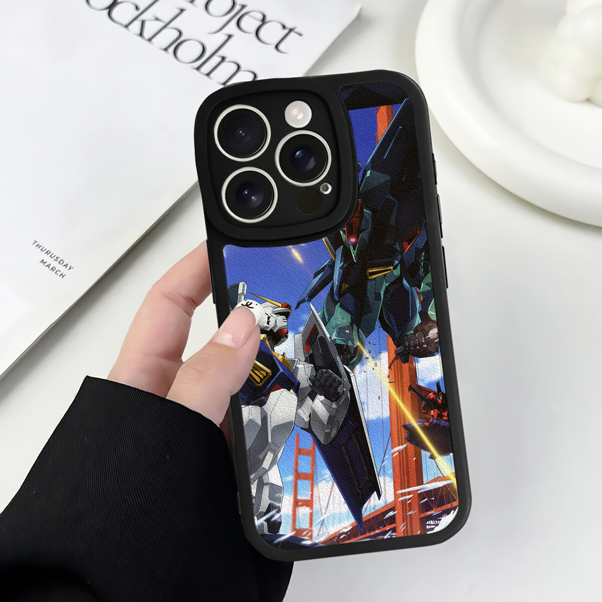 （画像用） 機動戦士ガンダム Mobile Suit Gundam 【iPhone 16シリーズ対応】シリコンスマホケース（レザー調） 材質：シリコン